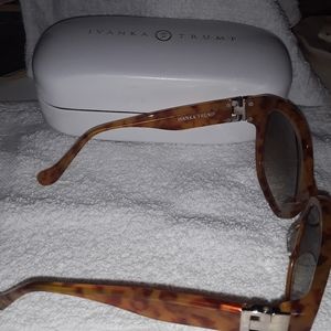 IVANKA TRUMP SUNGLASSES WITH CASE